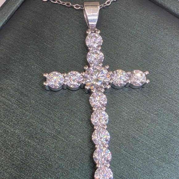 💎 Moissanite Cross Pendant Necklace – 14K White Gold / S925 Chain - Picture 7 of 7